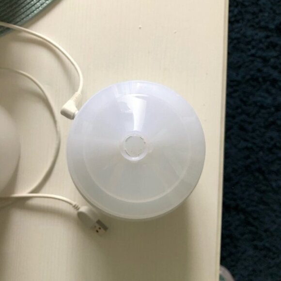 Essential Oils Colour-changing Room Diffuser & 3 Brand New Essential Oils - Picture 5 of 9